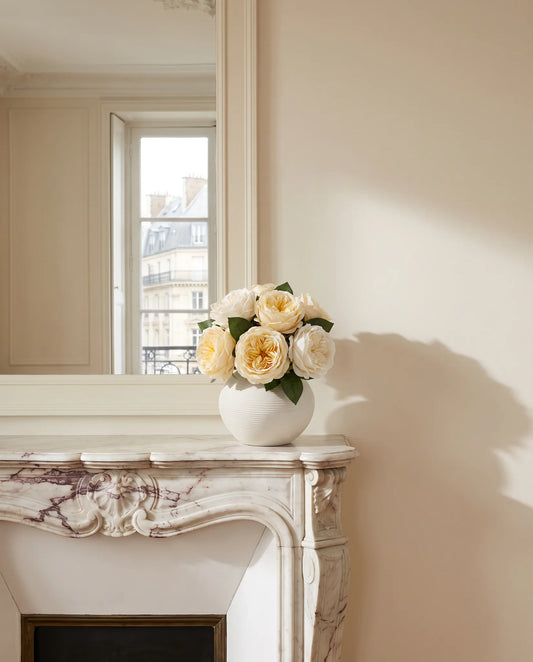 bouquet de fleurs artificielles de qualité posé dans un salon lumineux, silhouette naturelle