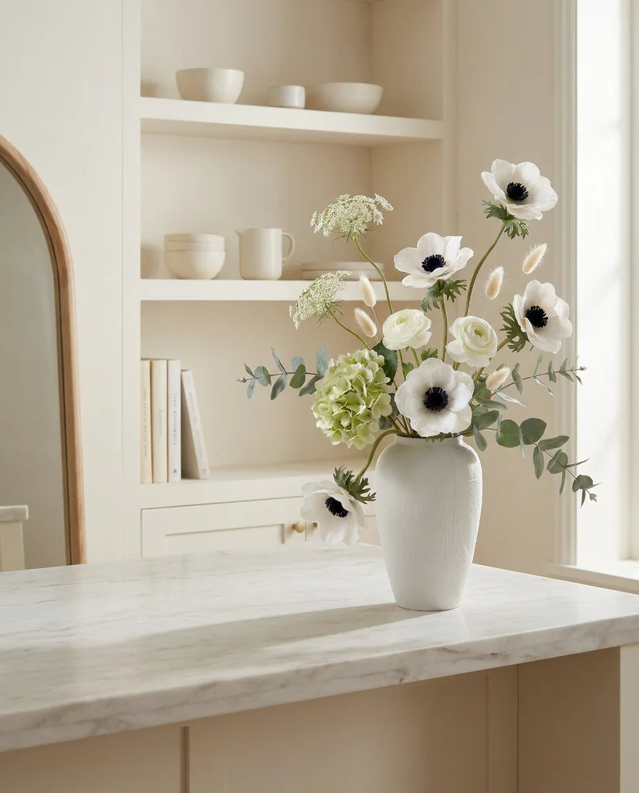 Fleurs artificielles blanches — Valse Blanche — dans une cuisine