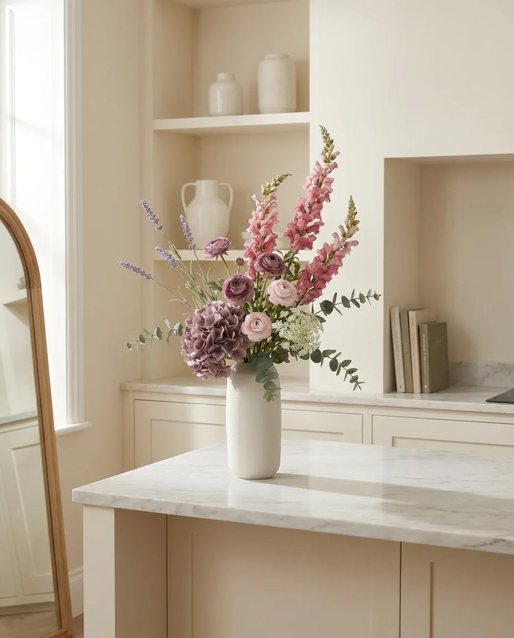 Bouquet romantique artificiel — Élégie Rose — dans une cuisine