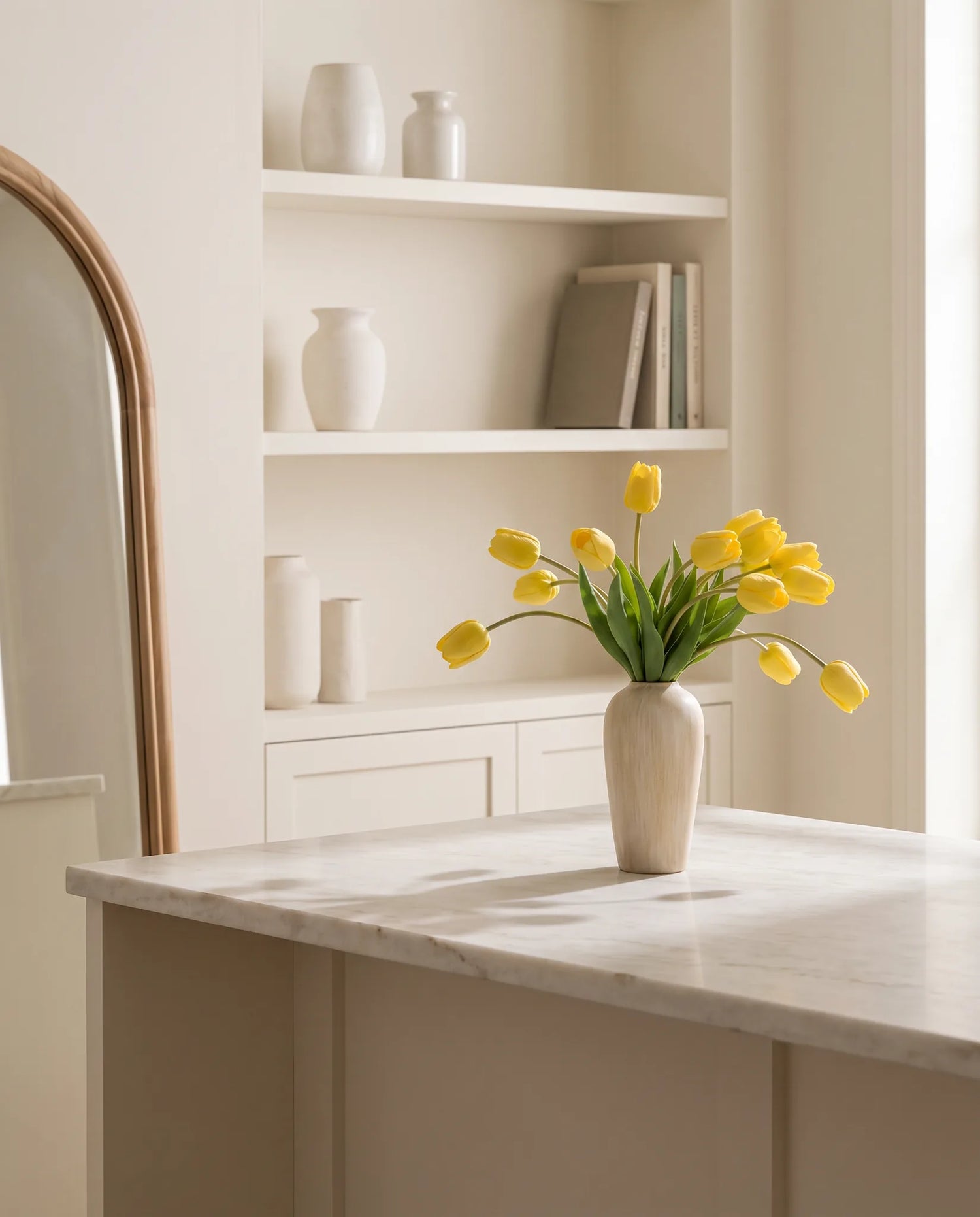 Fleurs artificielles jaunes — Or de Hollande — dans une cuisine