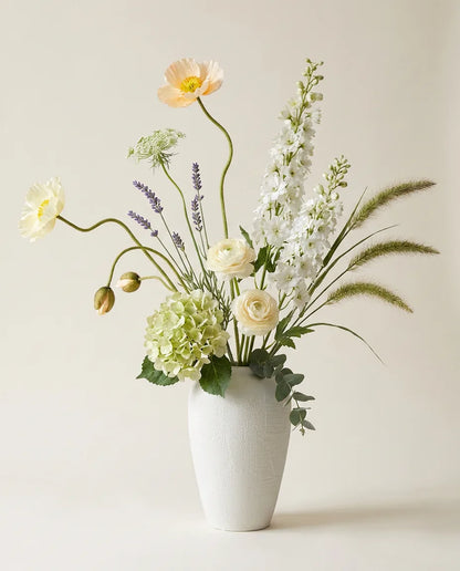 Bouquet artificiel de pavots d'Islande, hortensias et lavande blanc et vert en gros plan