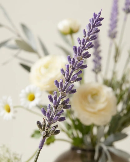 Gros plan sur les brins de lavande artificielle du bouquet Champ de Provence
