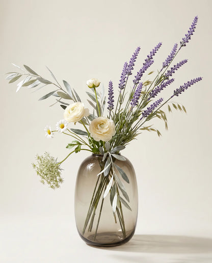 Bouquet artificiel de lavande, renoncules et marguerites violet et blanc en gros plan