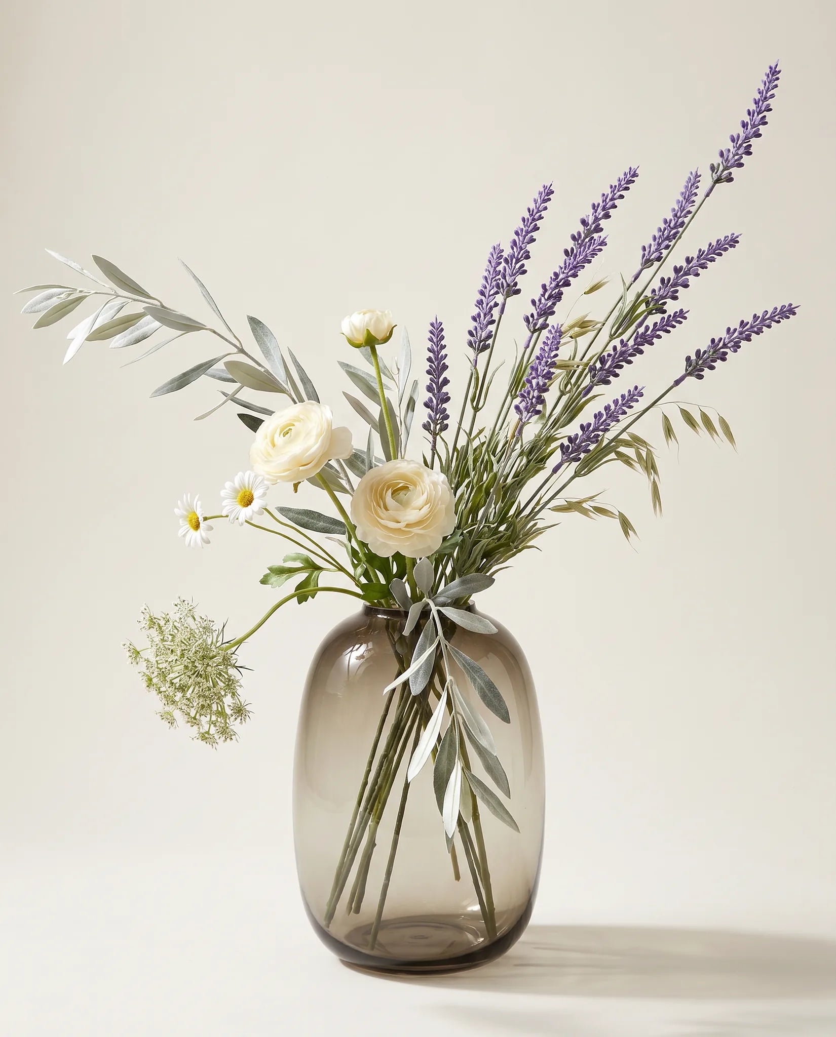 Vase verre ambré mat avec bouquet champêtre violet et blanc artificiel