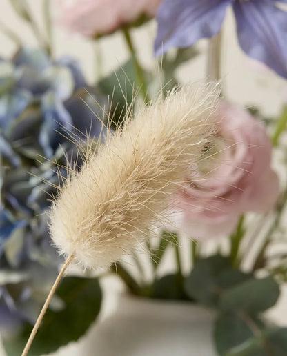 Gros plan sur les lagurus artificiels du bouquet Prairie Bleue