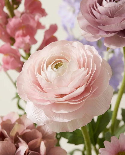 Gros plan sur les renoncules artificielles du bouquet Fleurs des Champs