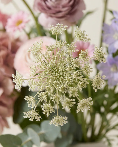 Gros plan sur les ombelles d'ammi artificielles du bouquet Fleurs des Champs