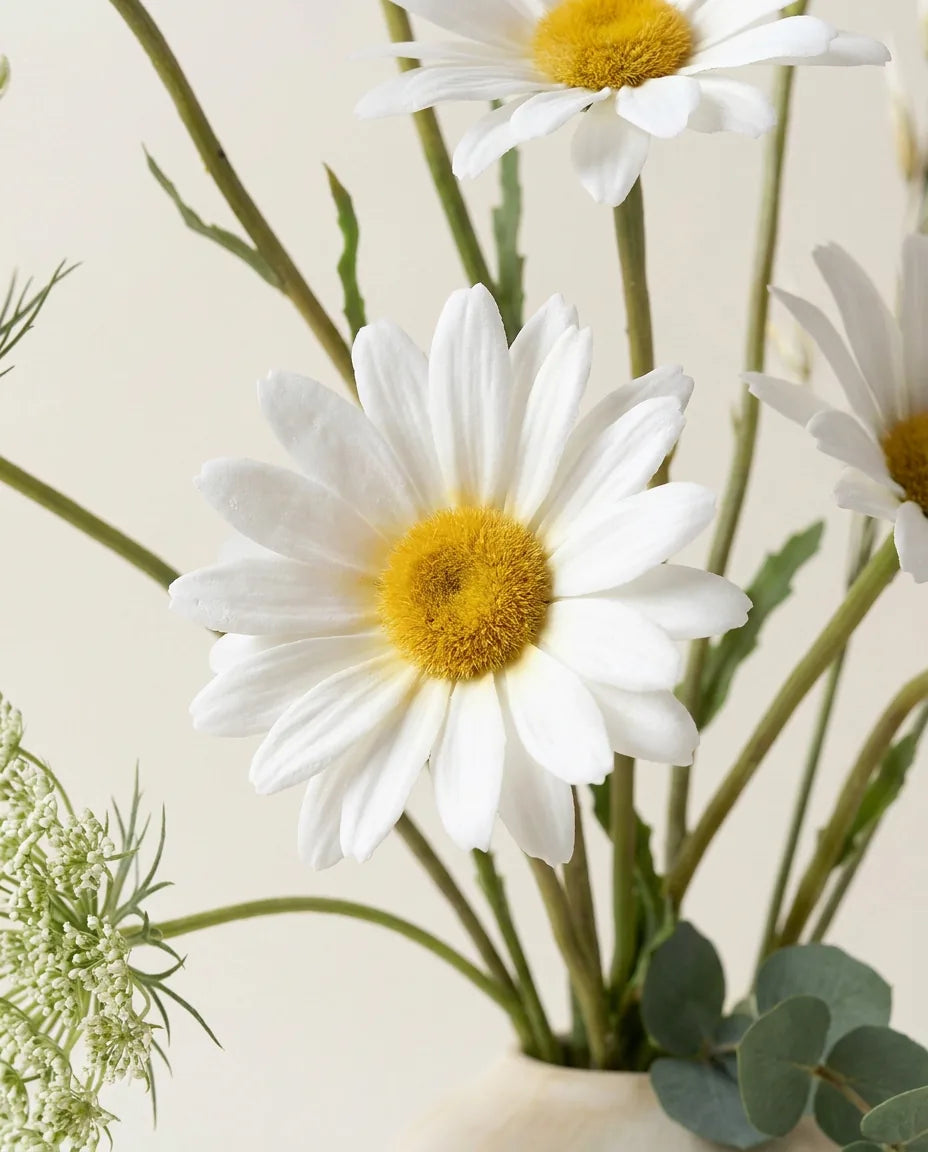 Gros plan sur les marguerites artificielles du bouquet Marguerites Sauvages