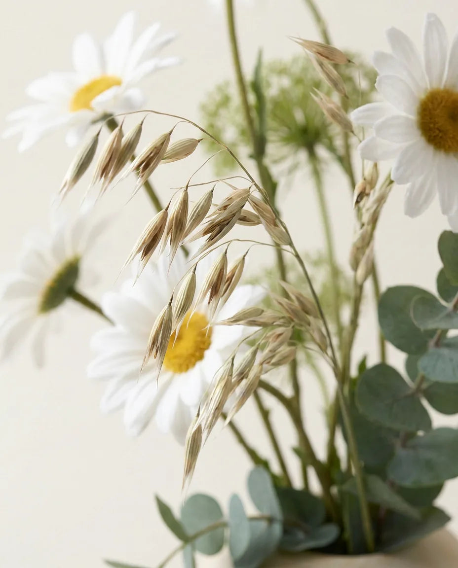 Gros plan sur les épis d'avoine artificielle du bouquet Marguerites Sauvages