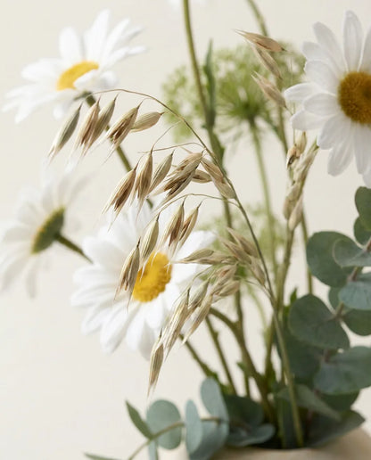Gros plan sur les épis d'avoine artificielle du bouquet Marguerites Sauvages