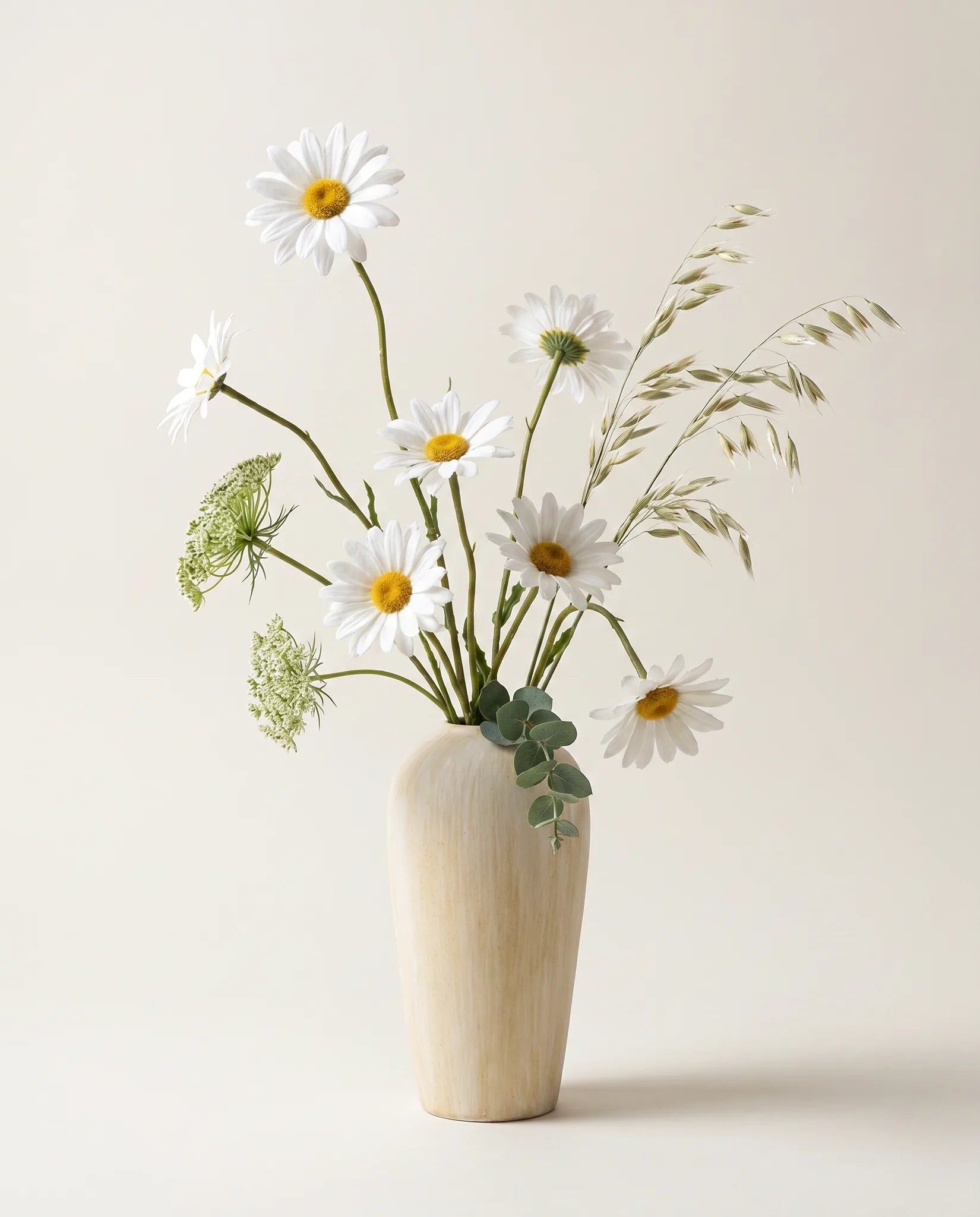 Bouquet artificiel de marguerites, blé et ammi blanc et jaune en gros plan