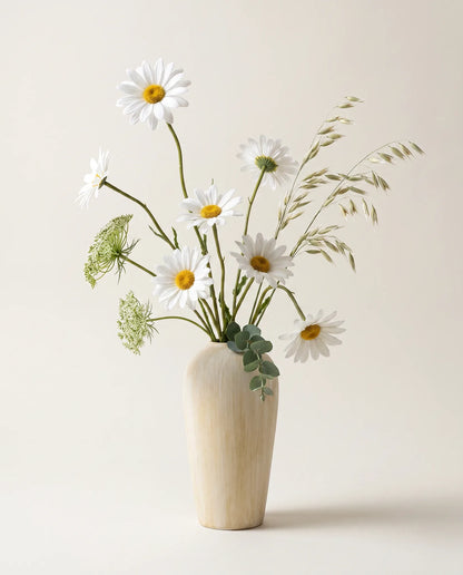 Bouquet artificiel de marguerites, blé et ammi blanc et jaune en gros plan