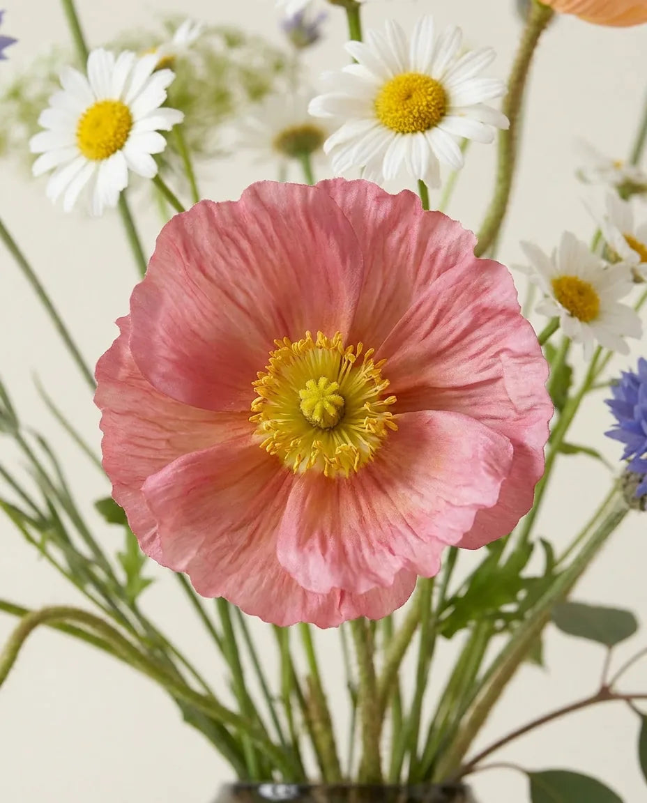 Gros plan sur les pavots d'Islande artificiels du bouquet Prés Fleuris