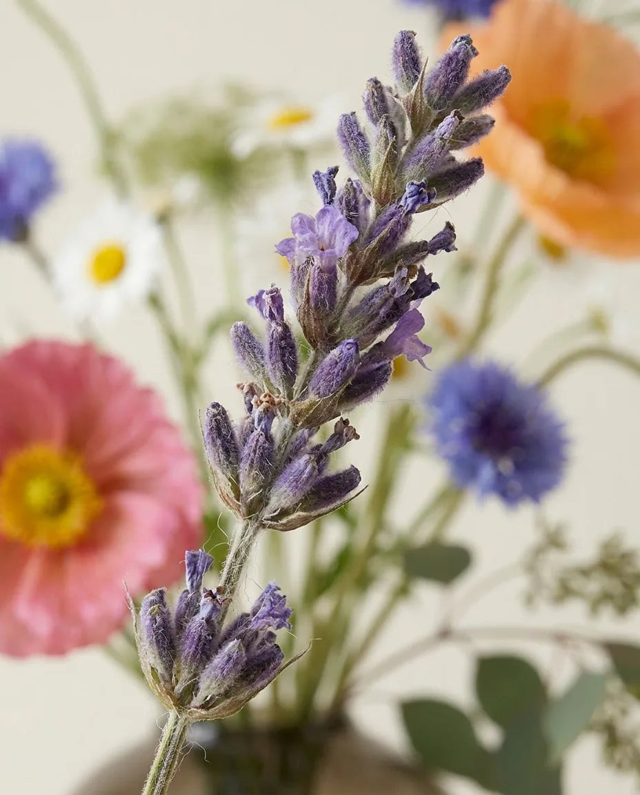 Gros plan sur les brins de lavande artificielle du bouquet Prés Fleuris