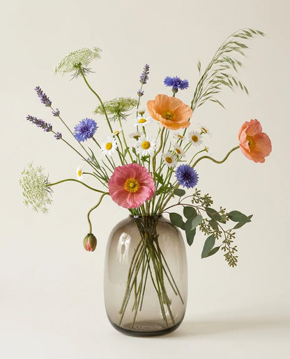 Bouquet artificiel de pavots d'Islande et marguerites orange et blanc en gros plan