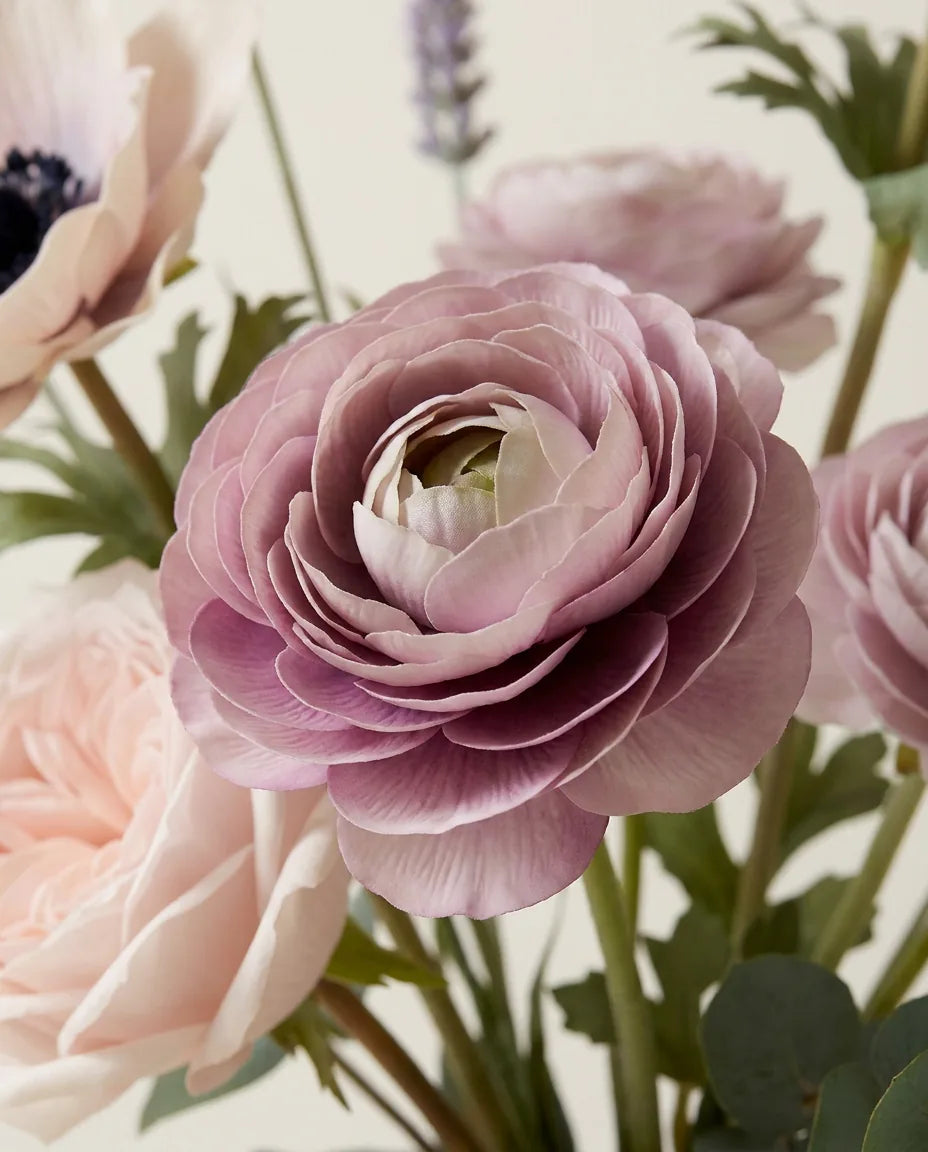 Gros plan sur les renoncules artificielles du bouquet Champêtre Rose Sauvage