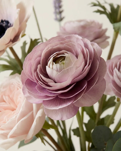 Gros plan sur les renoncules artificielles du bouquet Champêtre Rose Sauvage