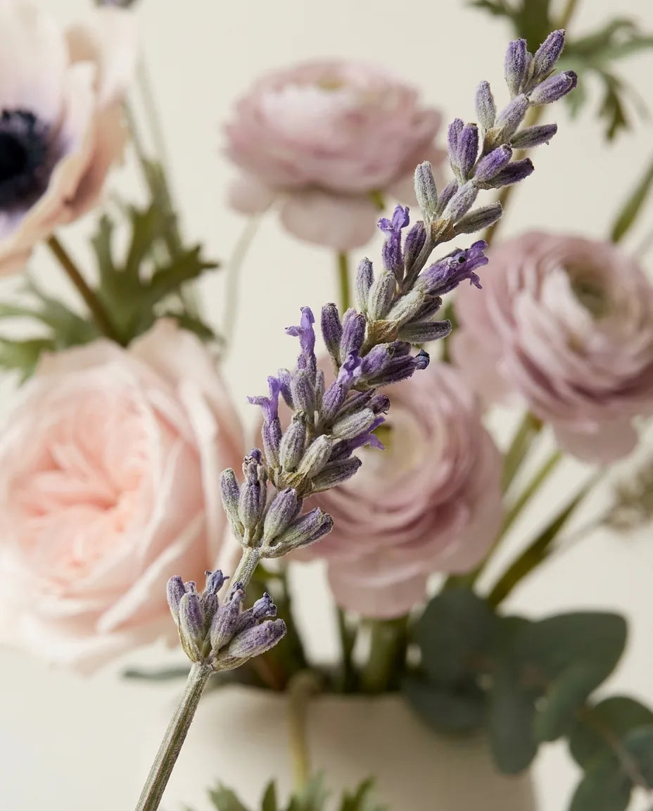 Gros plan sur les brins de lavande artificielle du bouquet Champêtre Rose Sauvage