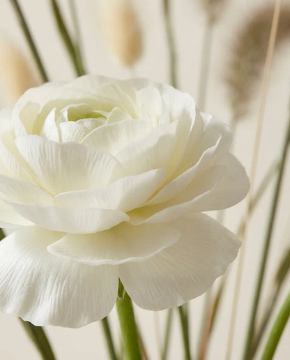 Gros plan sur les renoncules artificielles du bouquet Herbes Folles