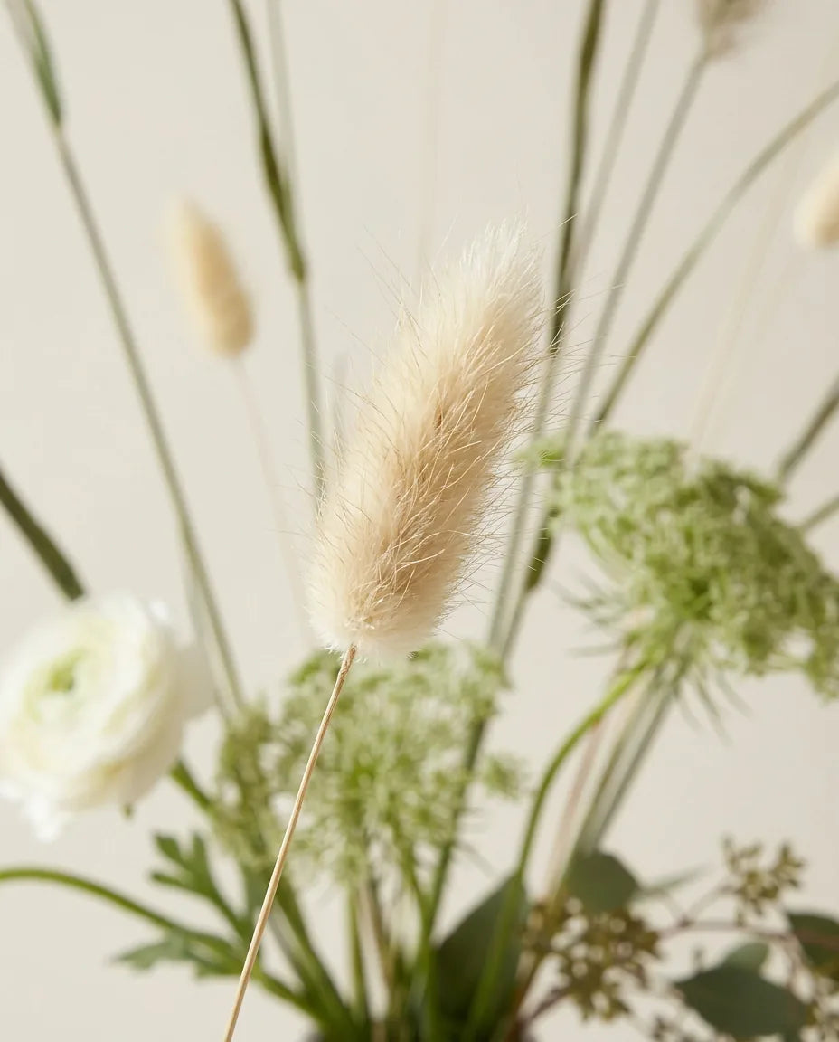 Gros plan sur les lagurus artificiels du bouquet Herbes Folles