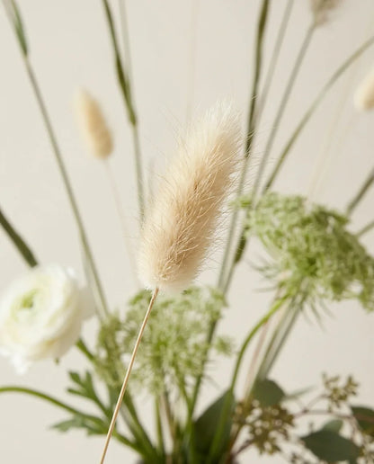 Gros plan sur les lagurus artificiels du bouquet Herbes Folles