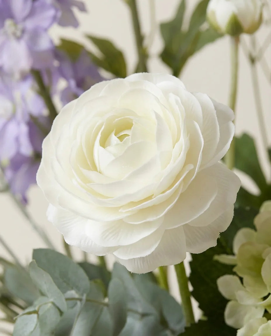 Gros plan sur les renoncules artificielles du bouquet Grand Pré Fleuri XL