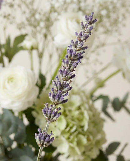 Gros plan sur les brins de lavande artificielle du bouquet Grand Pré Fleuri XL
