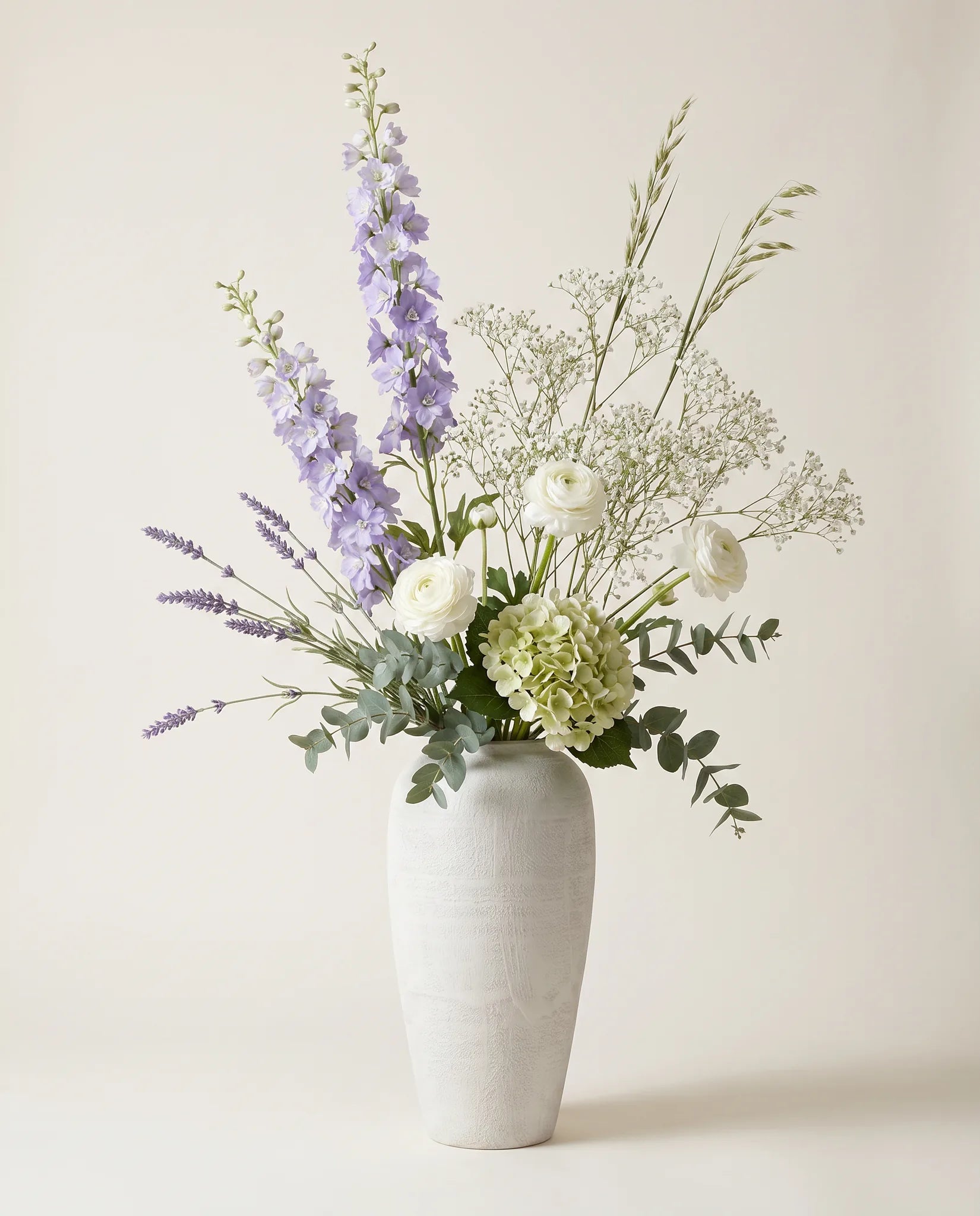 Vase céramique effet pierre avec bouquet champêtre violet et blanc artificiel