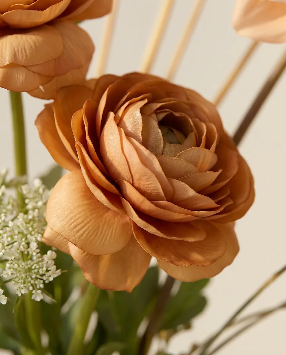 Gros plan sur les renoncules artificielles du bouquet Prairie d'Automne