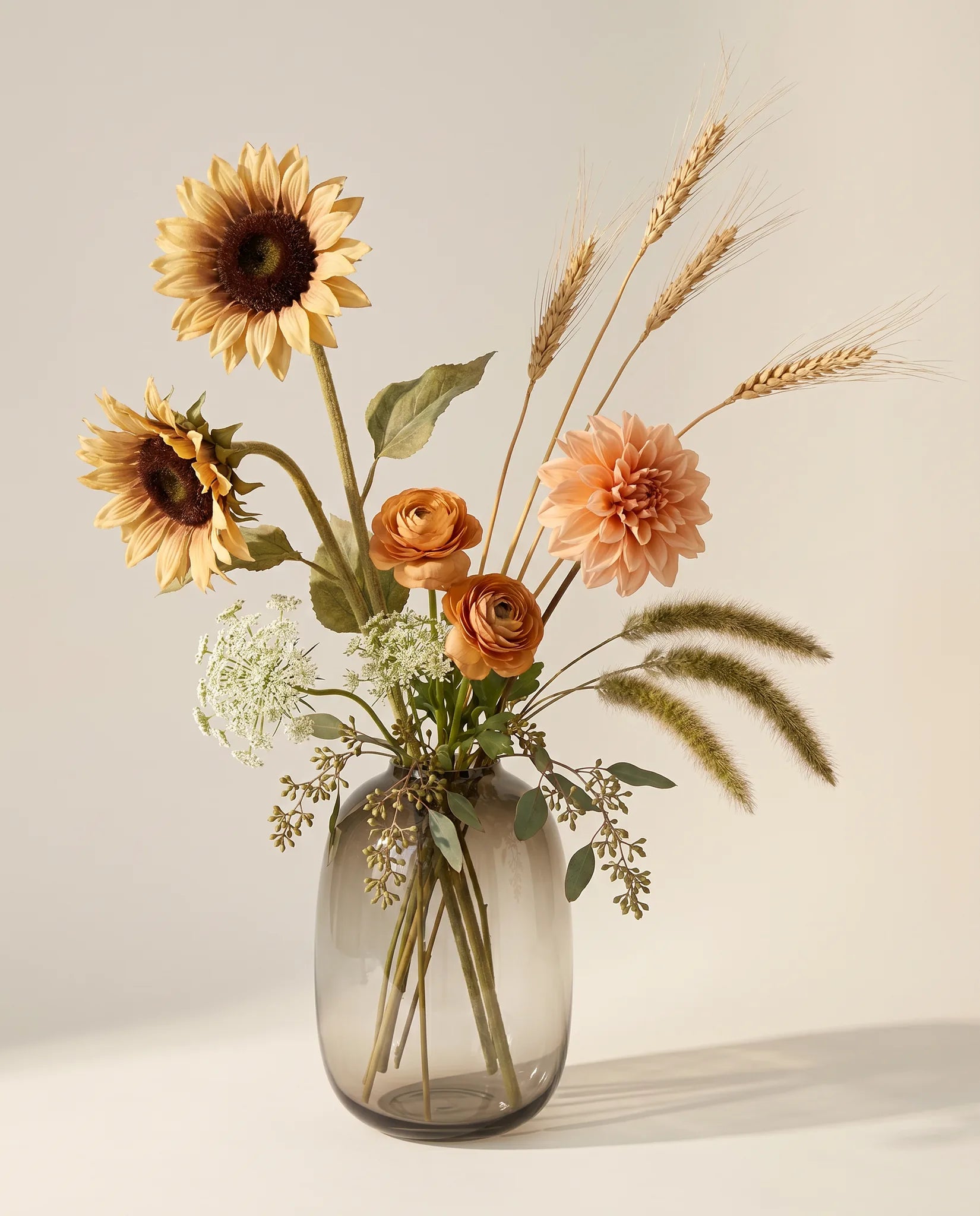 Bouquet artificiel de tournesols, dahlias et renoncules orange et beige en gros plan
