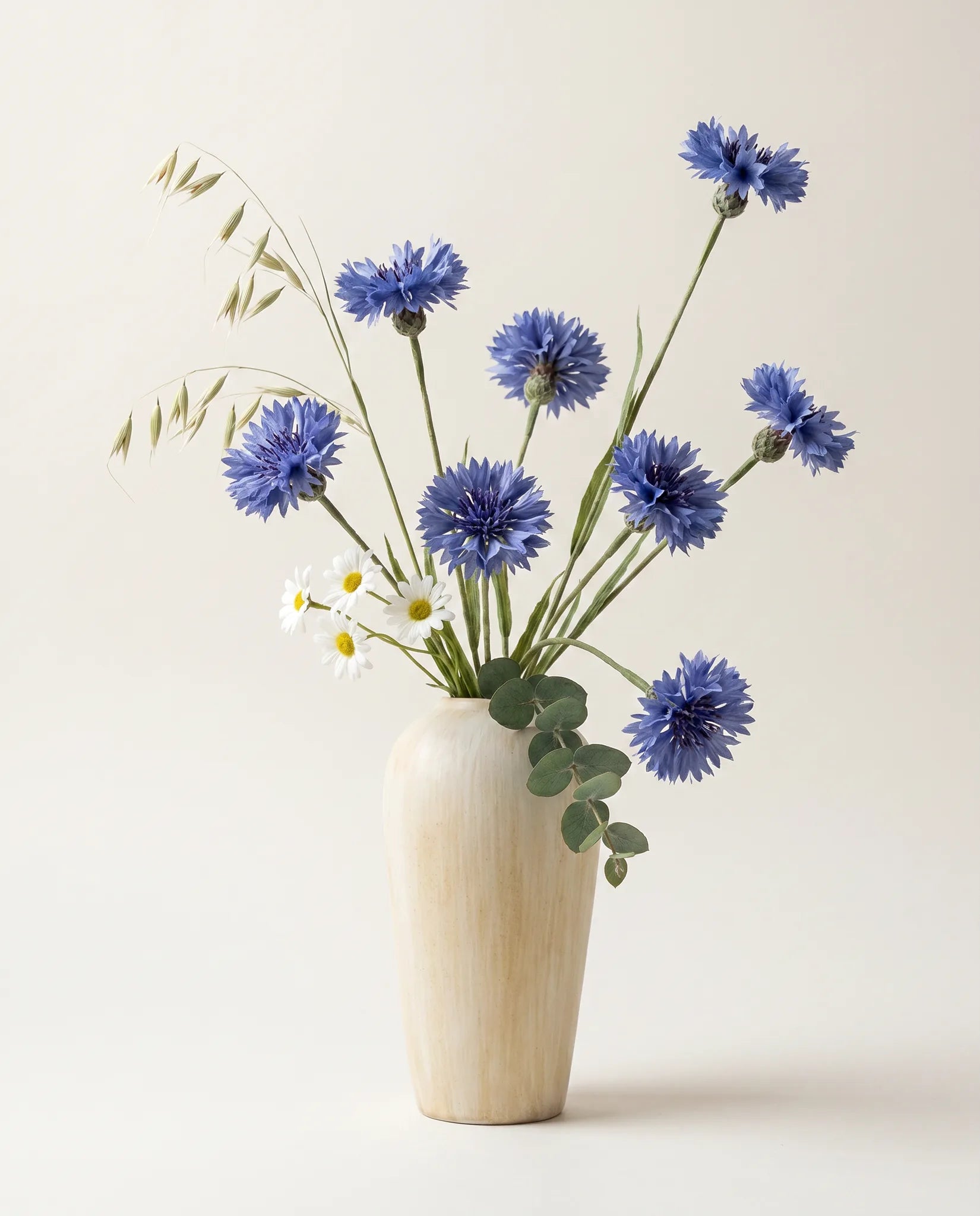 Bouquet artificiel de scabiosa et marguerites blanc et bleu en gros plan