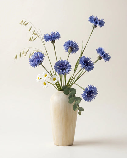 Bouquet artificiel de scabiosa et marguerites blanc et bleu en gros plan