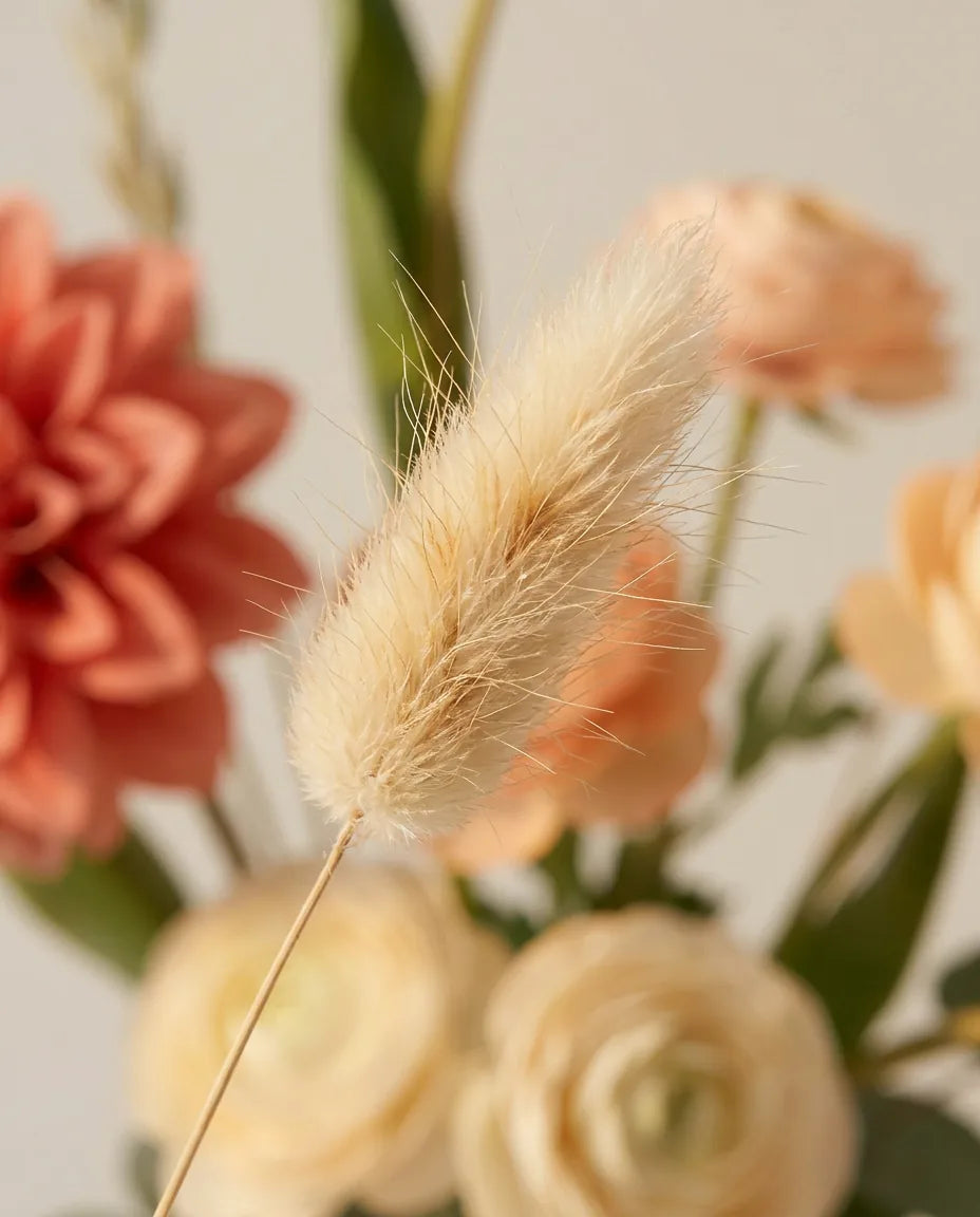 Gros plan sur les lagurus artificiels du bouquet Champêtre Corail