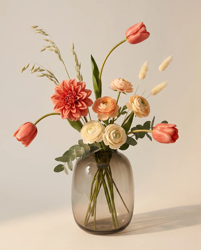 Bouquet artificiel de tulipes, dahlias et renoncules orange et rose en gros plan