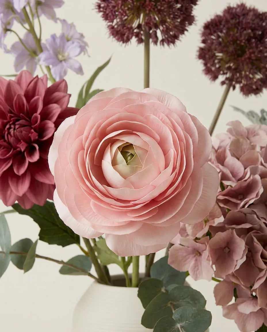 Gros plan sur les renoncules artificielles du bouquet Jardin Pastel