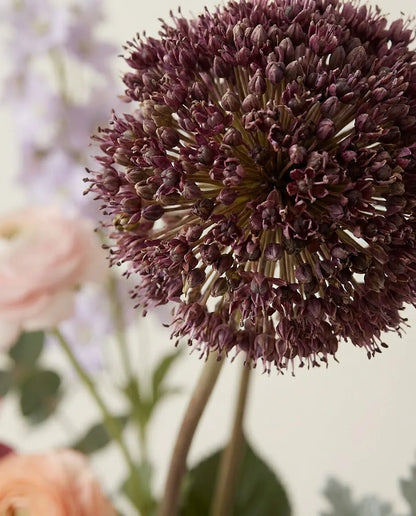 Gros plan sur les alliums artificiels du bouquet Jardin Pastel