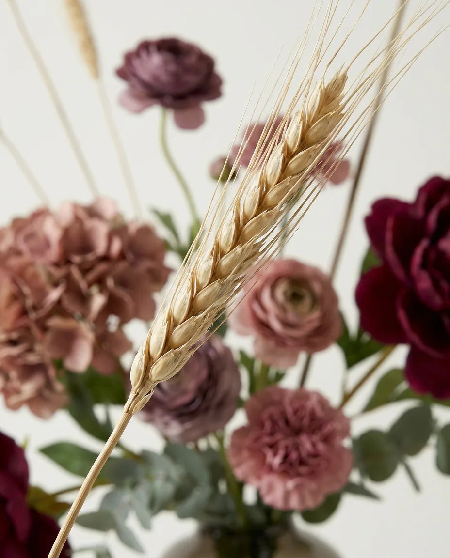 Gros plan sur les épis de blé artificiel du bouquet Bordeaux Profond