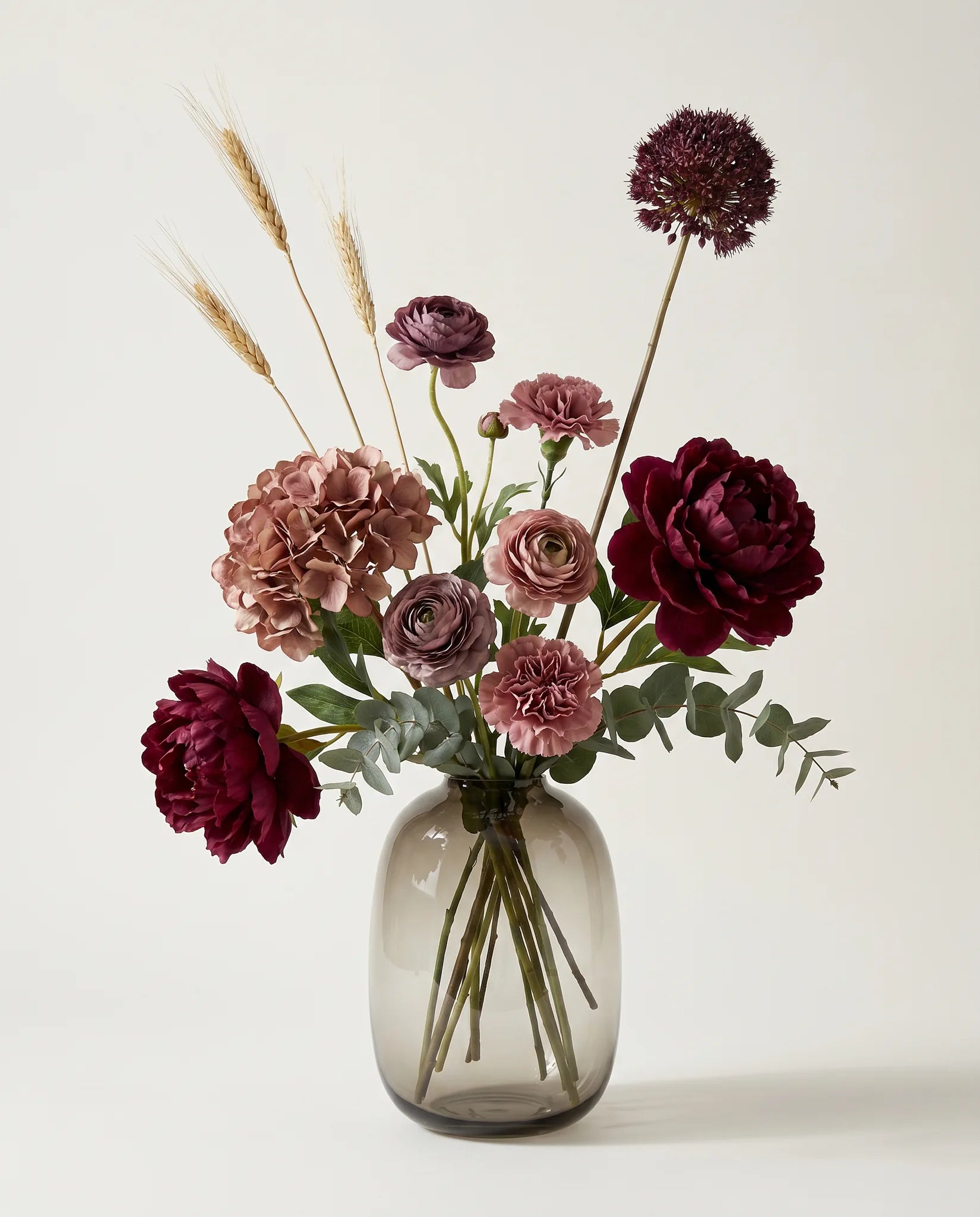 Bouquet artificiel de pivoines, hortensias et renoncules rouge et violet en gros plan