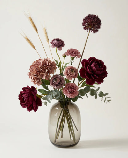 Vase verre ambré mat avec bouquet coloré rouge et violet artificiel