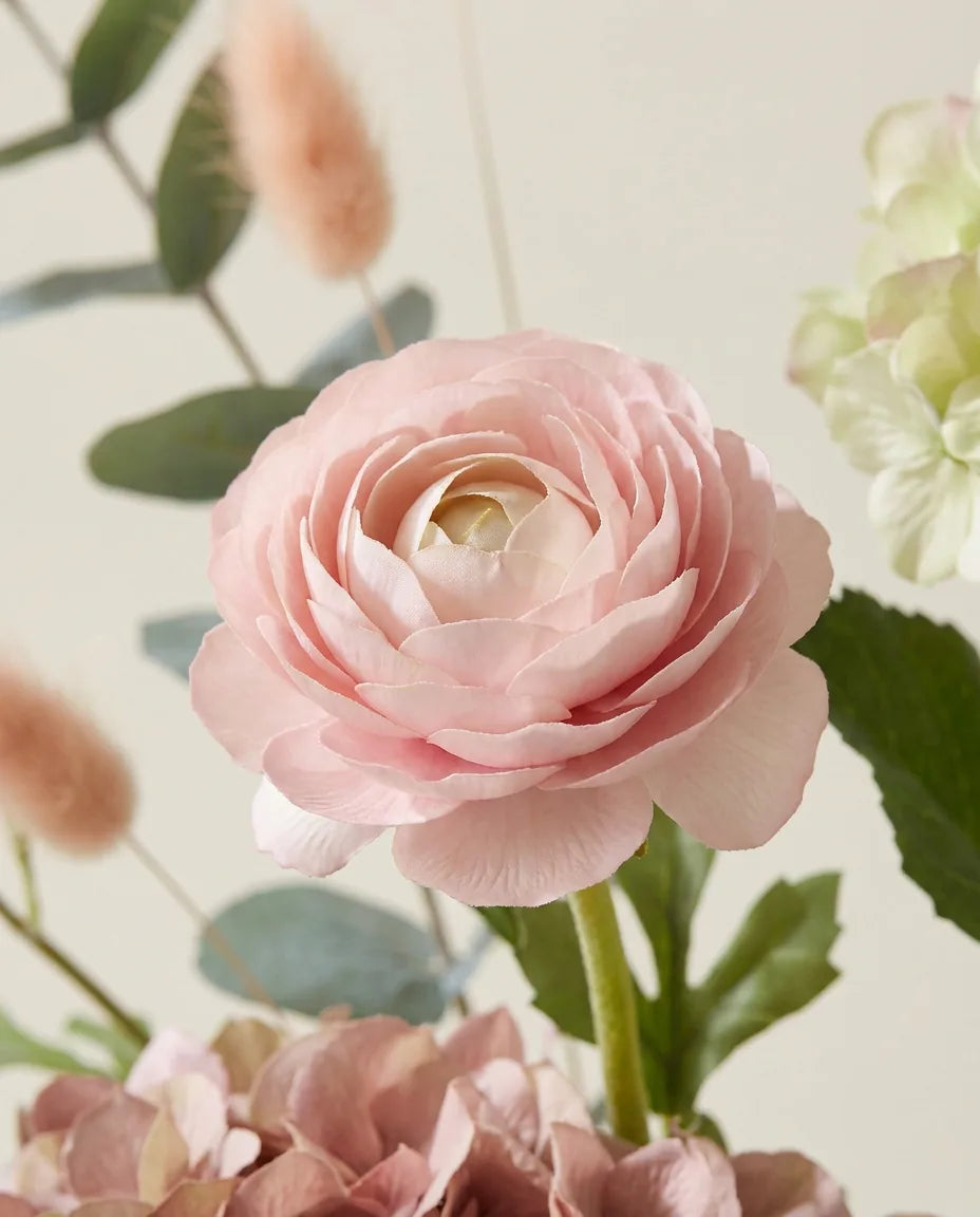 Gros plan sur les renoncules artificielles du bouquet Méli-Mélo Rose