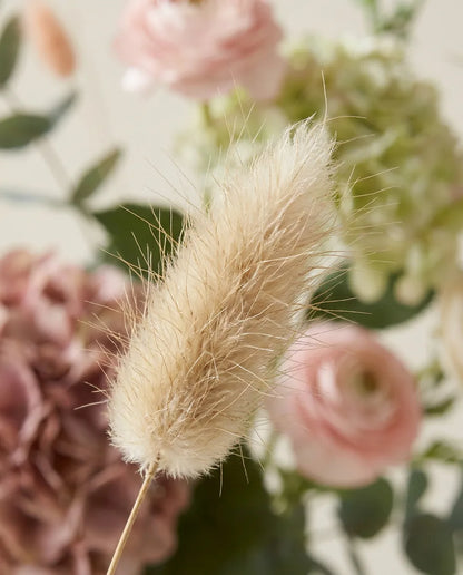 Gros plan sur les lagurus artificiels du bouquet Méli-Mélo Rose