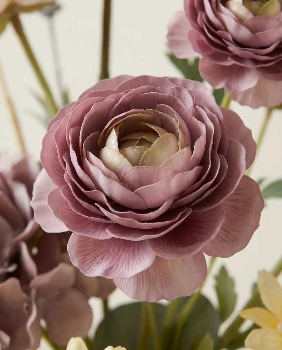 Gros plan sur les renoncules artificielles du bouquet Violette & Or