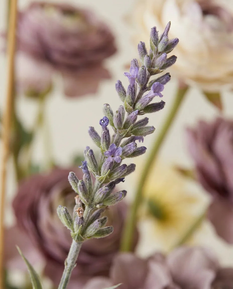 Gros plan sur les brins de lavande artificielle du bouquet Violette & Or