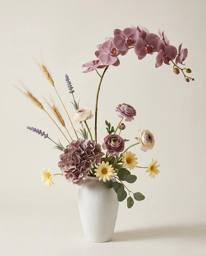 Bouquet artificiel d'orchidées, hortensias et renoncules violet et jaune en gros plan