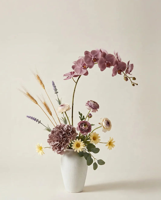 Bouquet artificiel d'orchidées, hortensias et renoncules violet et jaune dans un vase en céramique