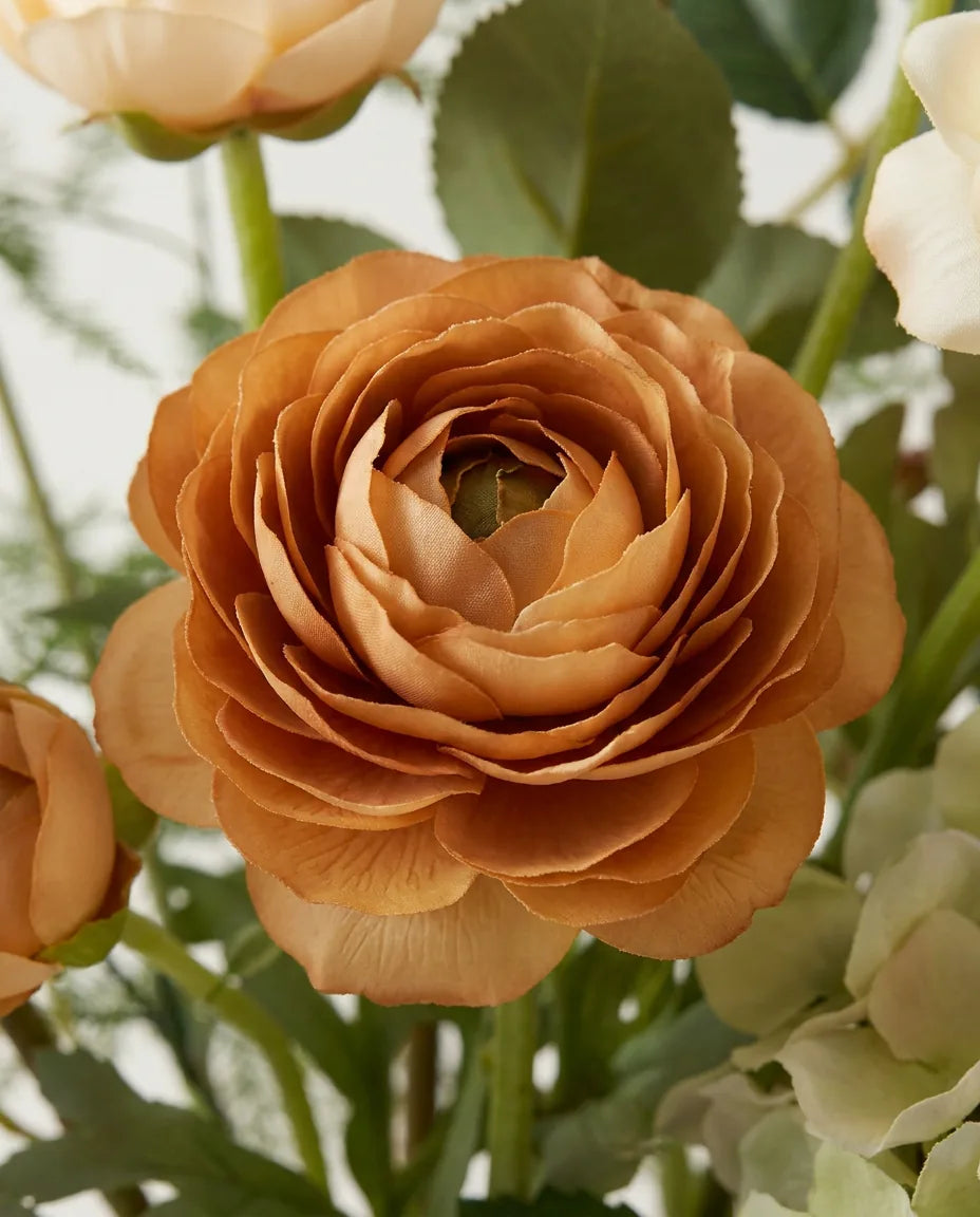 Gros plan sur les renoncules artificielles du bouquet Été Indien