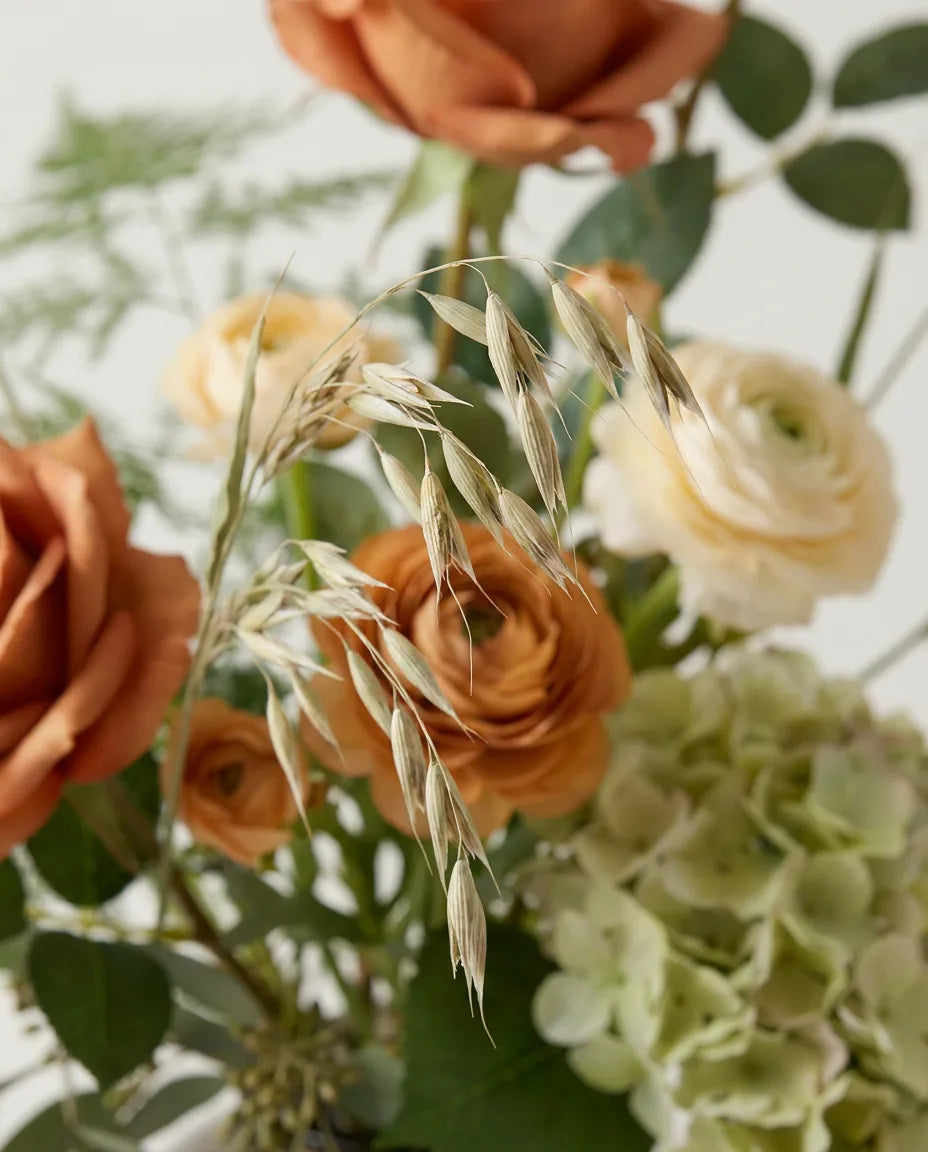 Gros plan sur les épis d'avoine artificielle du bouquet Été Indien