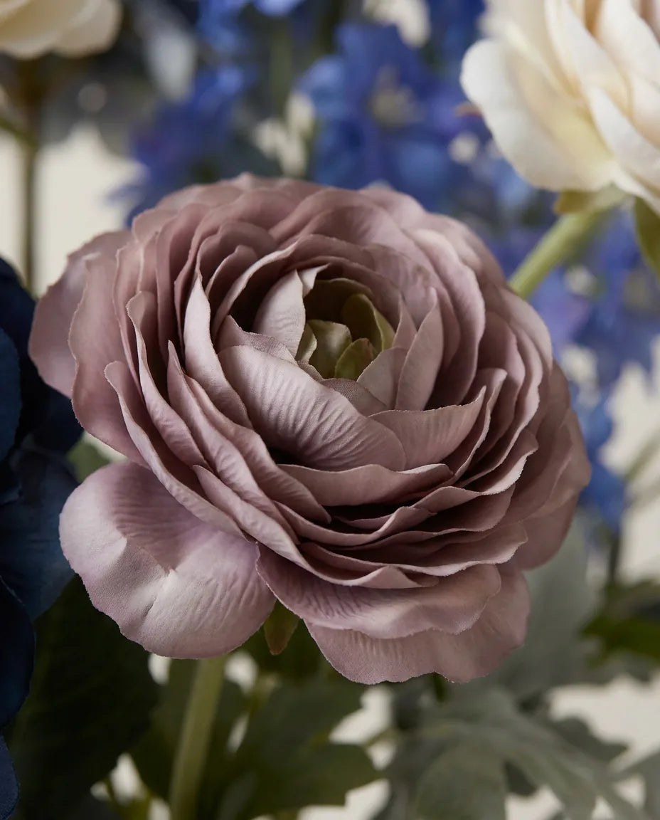 Gros plan sur les renoncules artificielles du bouquet Bleu Nuit