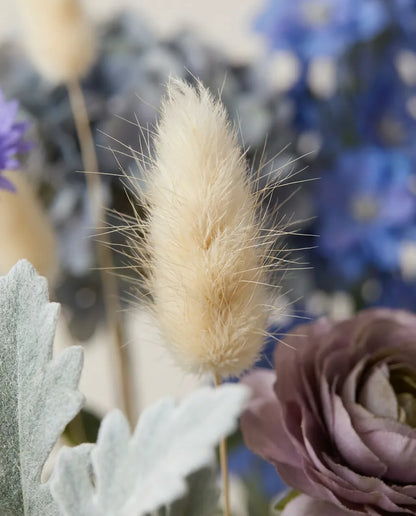 Gros plan sur les lagurus artificiels du bouquet Bleu Nuit