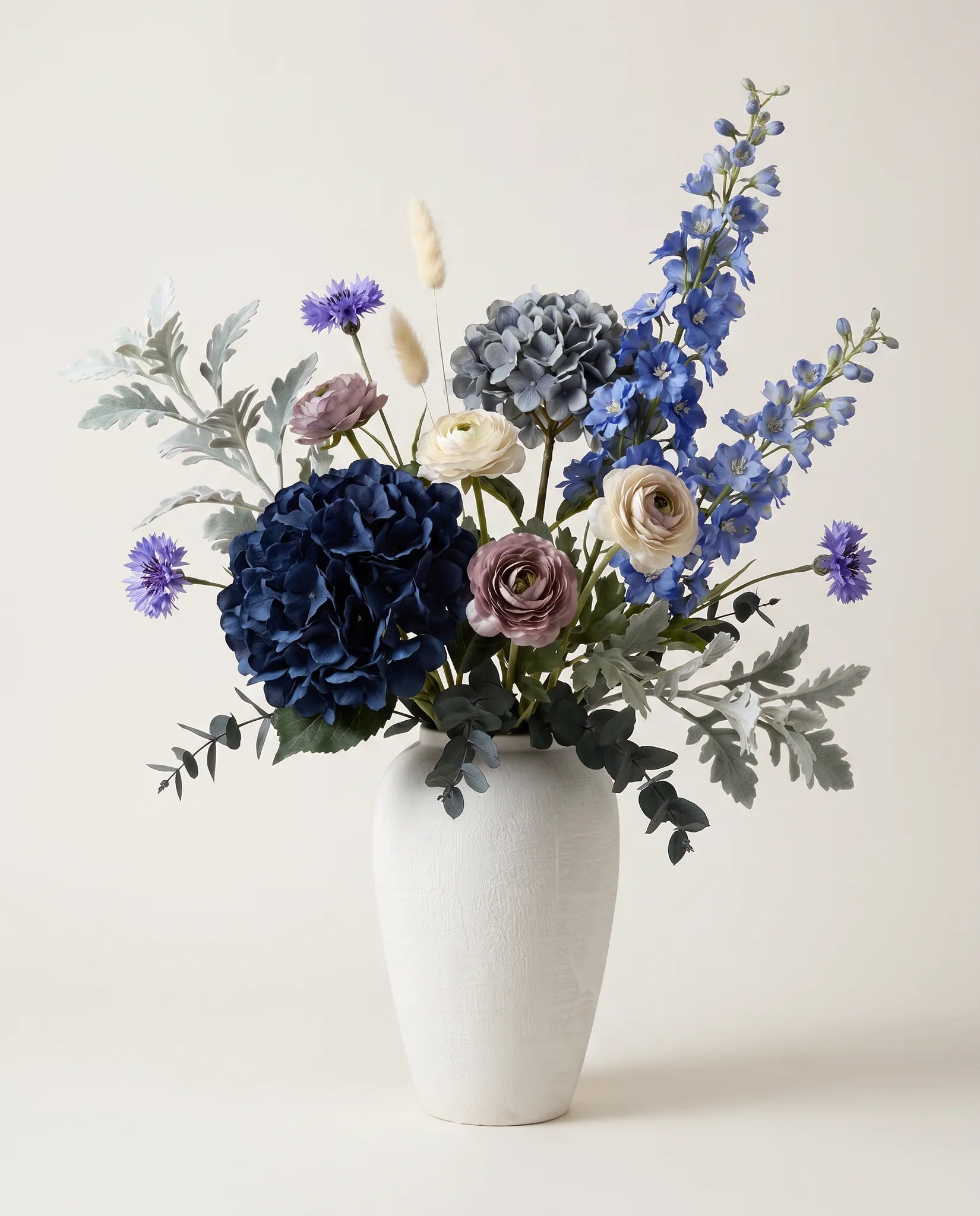 Bouquet artificiel d'hortensias, scabiosa et renoncules bleu et violet en gros plan